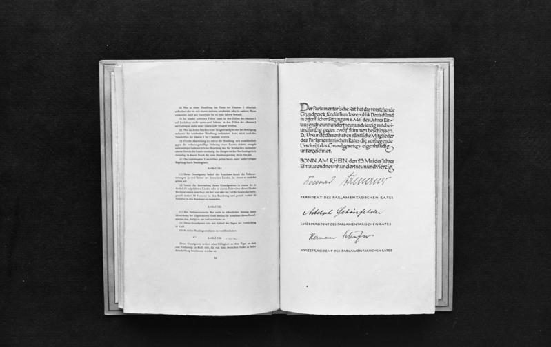 Aufgeschlagene Urschrift des Grundgesetzes der Bundesrepublik Deutschland mit der Unterschriftenseite von 1949.